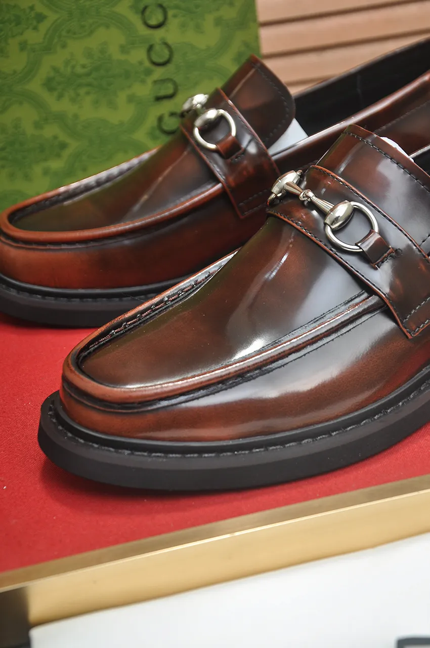 Men's shoes💰540💶Italy's top luxury men's shoe giant (GUCCI) (Gucci) (full cowhide lining) new arrival🍃Original European style🔰 Pleasant to the eye😍In order to make the shoes more durable and non-deformable🌀The production continues to follow traditional methods but there is still no lack of innovation💪Choose original sheepskin for the leather♻️ Smooth and natural And extra bright ⭐Made of imported cowhide, the first choice of rich people 38-45 (45 customized)